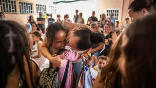 Más de cien niños y niñas saharauis llegan a Canarias para abrazar a sus familias de verano