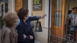 Carmen, acompañada de su cuñada, saluda a su marido, Antonio, que vive en una residencia de València.