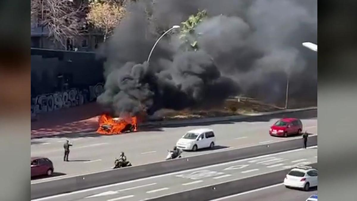 Espectacular incendio de un vehículo en la Meridiana