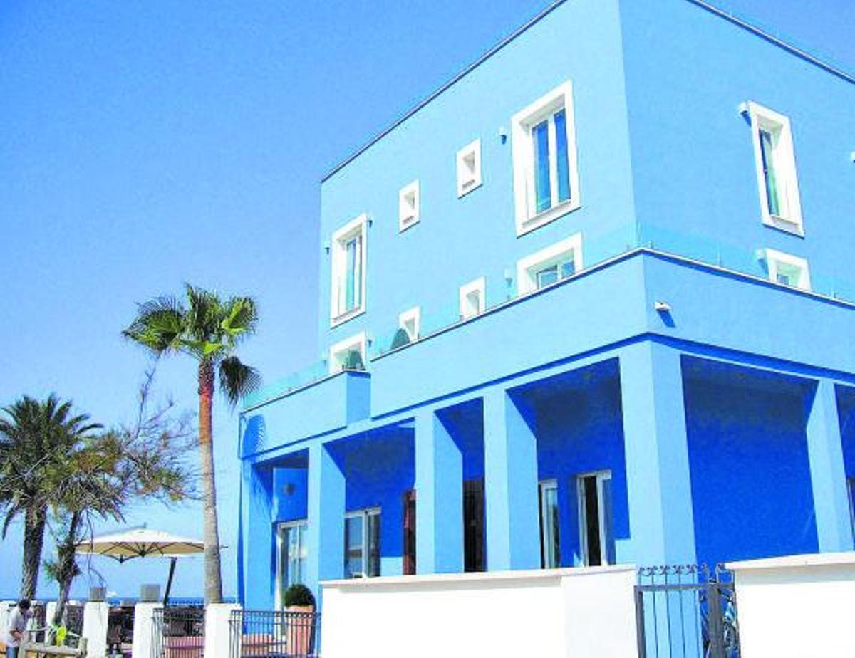 Das einstige Hotel Azul Playa ist seit einigen Jahren nicht mehr blau angestrichen. Davor parken Wohnmobile.   | FOTO: BENDGENS