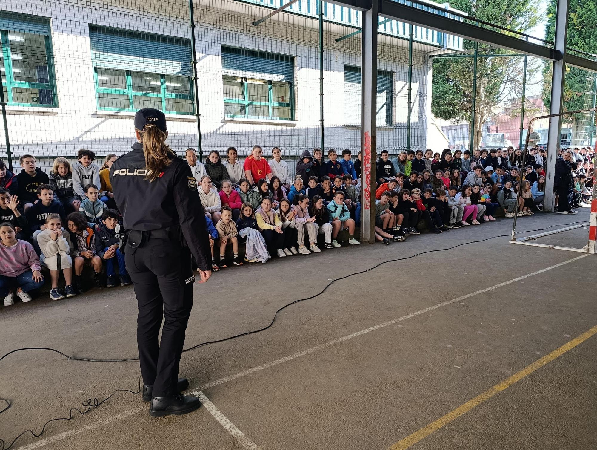 Así fue la exhibición de la Policía Nacional en el colegio La Fresneda, en Siero
