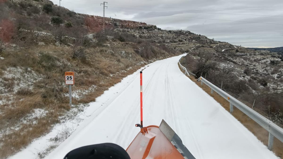 Maquinaria trabajando para despejar la nieve en Castellfort.