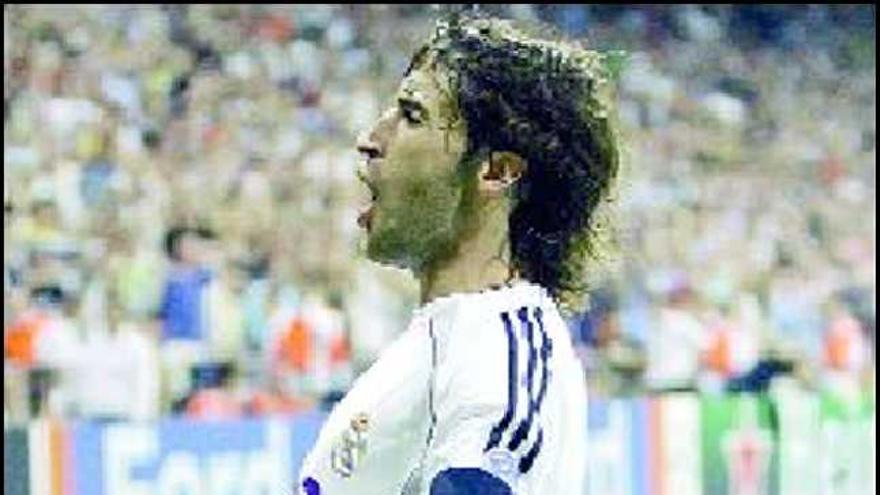 Raúl celebra un gol con el Real Madrid.