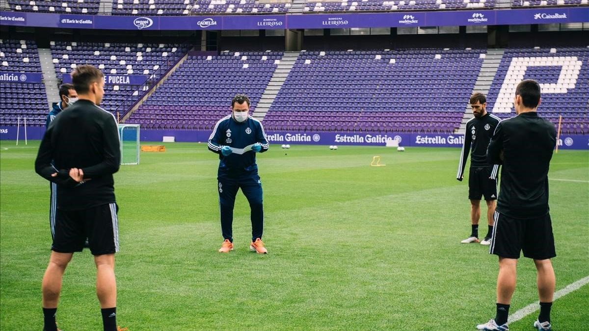 Sergio González da instrucciones a los jugadores del Valladolid en el entrenamiento de este miércoles