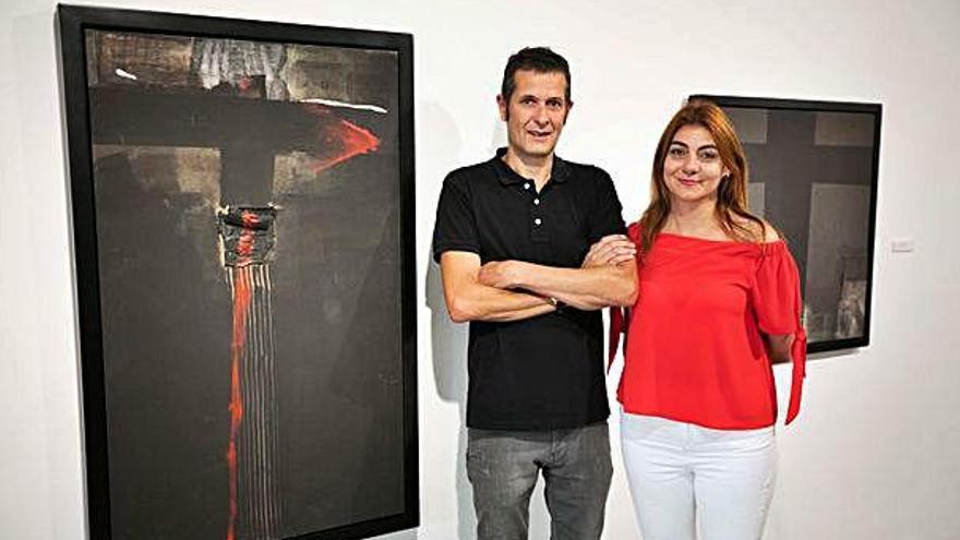 El artista ibicenco posa junto a la consellera insular de Cultura, Educación y Patrimonio, Sara Ramón.