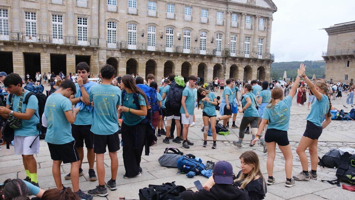 Un grupo de peregrinos, este sábado, en la Praza do Obradoiro, en Santiago de Compostela.