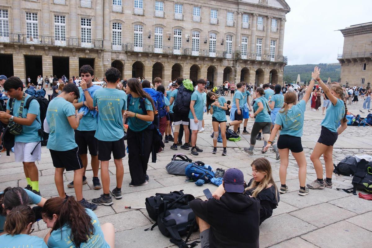 Un grupo de peregrinos, este sábado, en la Praza do Obradoiro, en Santiago de Compostela.