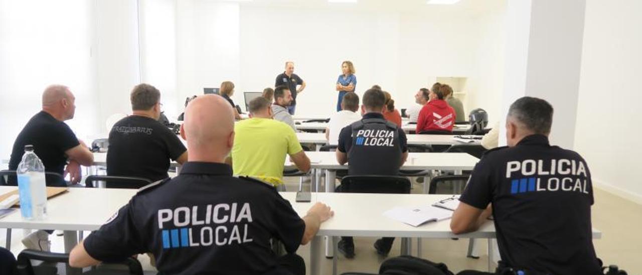 Los agentes atienden durante el curso.