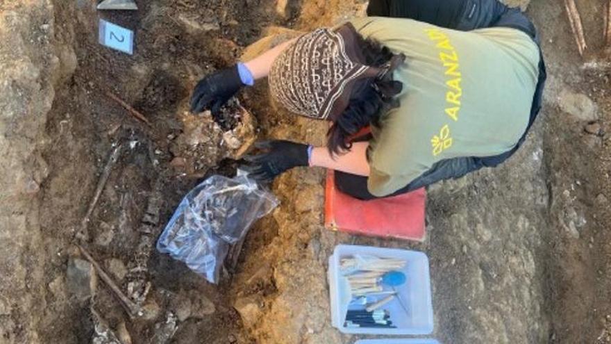 Localizan restos de 11 posibles víctimas del franquismo en el cementerio de Castuera (Badajoz)