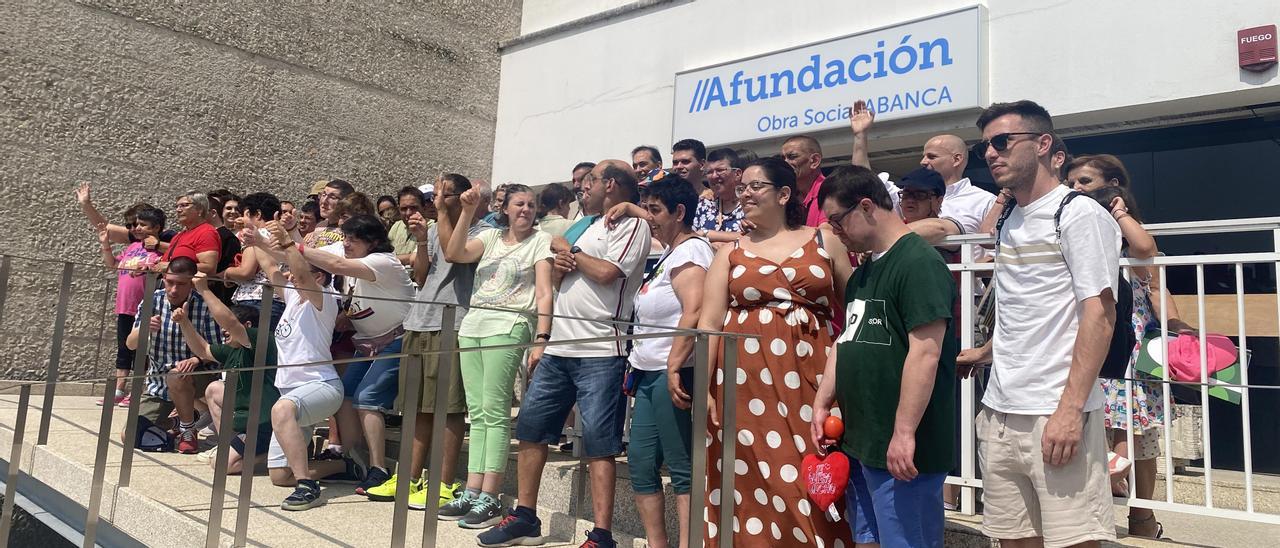 Algunas de las personas que integrarán el campamento, durante el acto de presentación