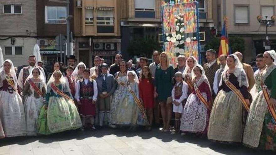 Falleras tras la ofrenda y frente a la Cruz de Mayo.