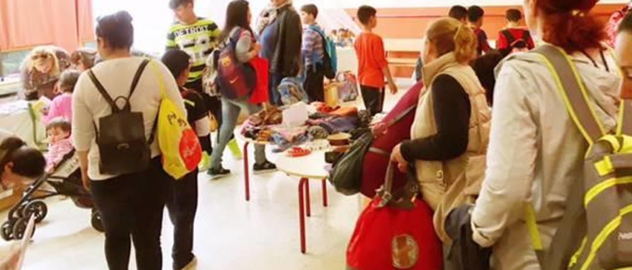 Mercadillo benéfico en el colegio Alcudia de Elche