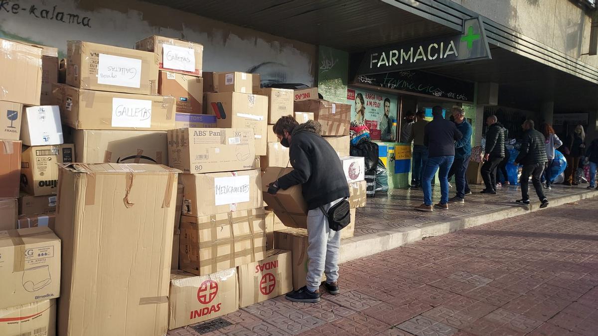 Recogida de medicamentos y alimentos para Ucrania en el Centro de Negocios Azahares del Zoco, en la avenida de Guerrita, el pasado viernes.