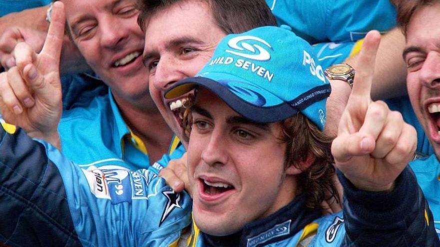 Fernando Alonso celebra su primer título mundial con Renault en 2005.