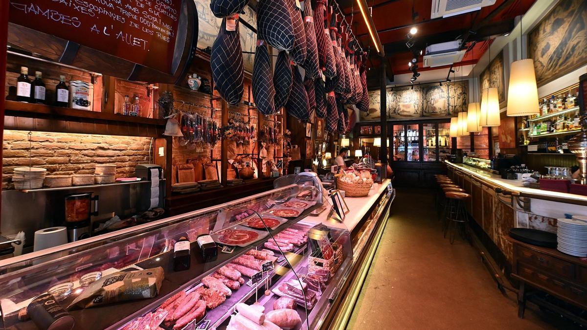 La entrada de Casa Alfonso, con la chacutería y la barra.