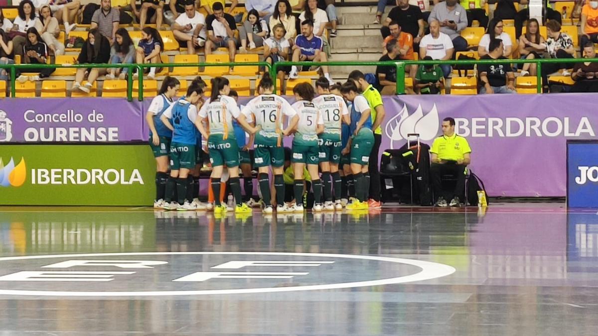 Las jugadoras del STV Roldán en un tiempo muerto de las Semifinal