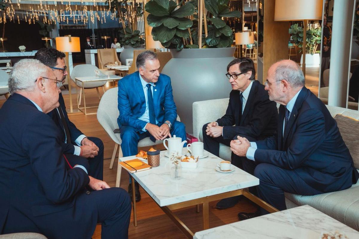 El president de la Generalitat, Salvador Illa, reunido con el presidente de Uruguay, Yamandú Orsi, este sábado