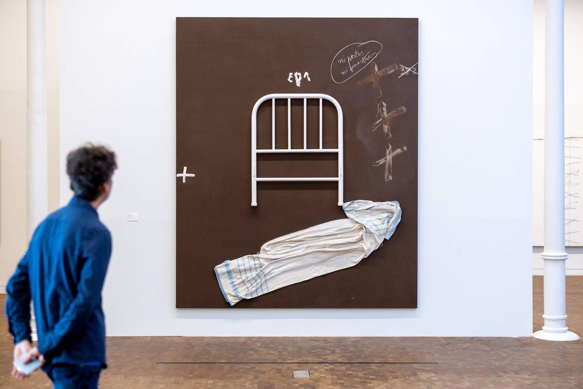 El Museu Tàpies presenta Antoni Tàpies, la pràctica de lart, la exposición central de los actos del centenario del nacimiento del pintor catalán.