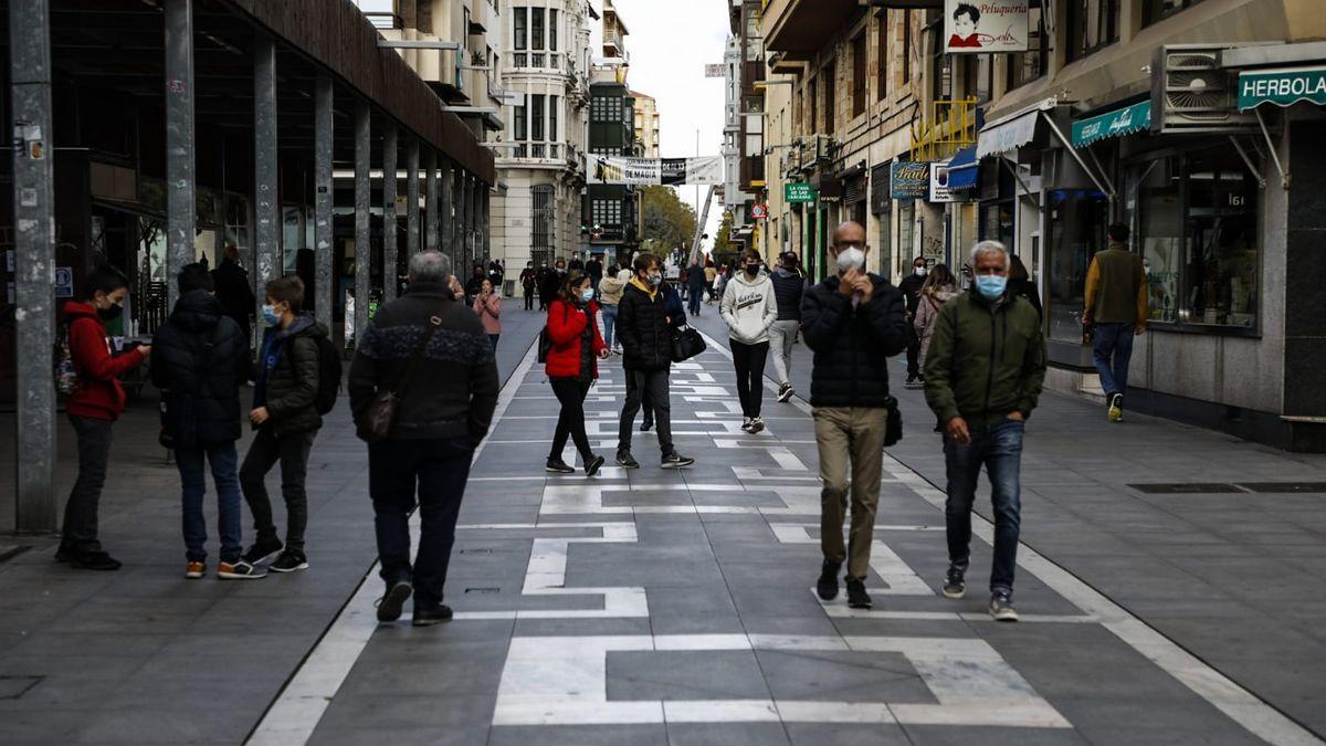 Gente de paseo por Zamora.