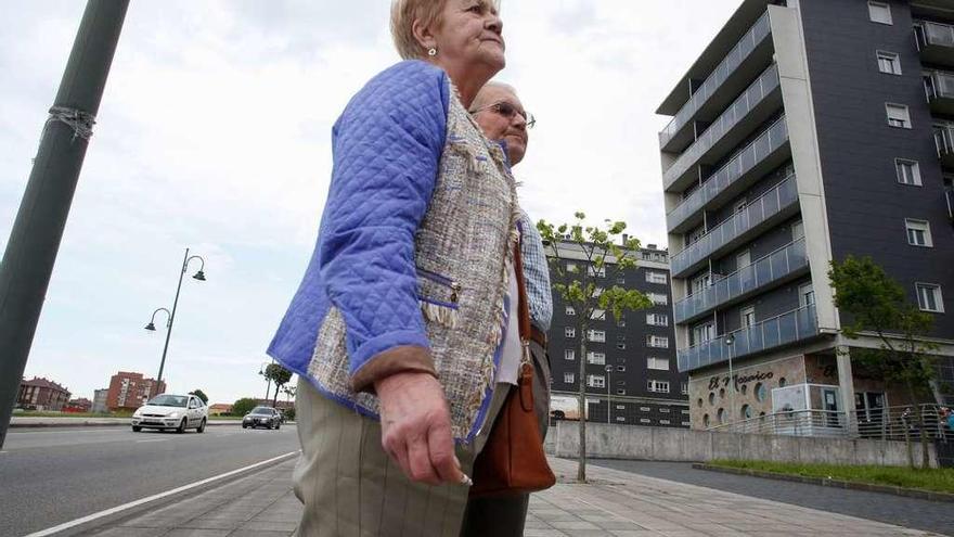 Lorenza García y Ramiro Álvarez, en una imagen de archivo, frente a los pisos de la cuesta de Los Campos.