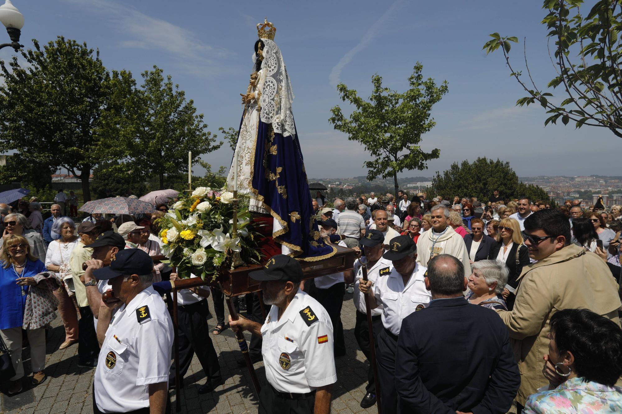 En imágenes: Tradicional rito del beso en la ermita de La Luz de Avilés