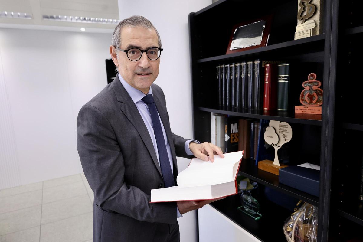 Luján consultando uno de los diferentes libros en uno de los despachos de Croem.