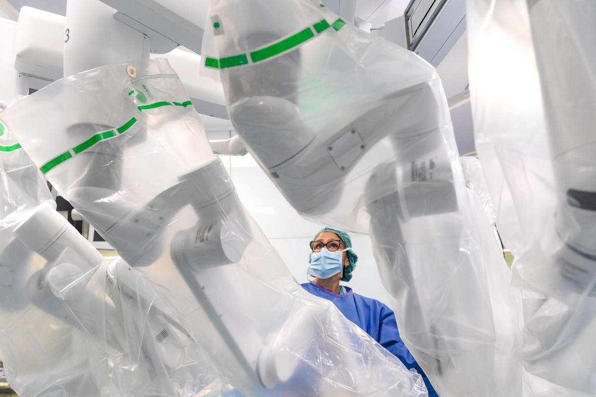 El robot mejora la visión del campo quirúrgico, proporcionando imágenes 3D en alta definición.