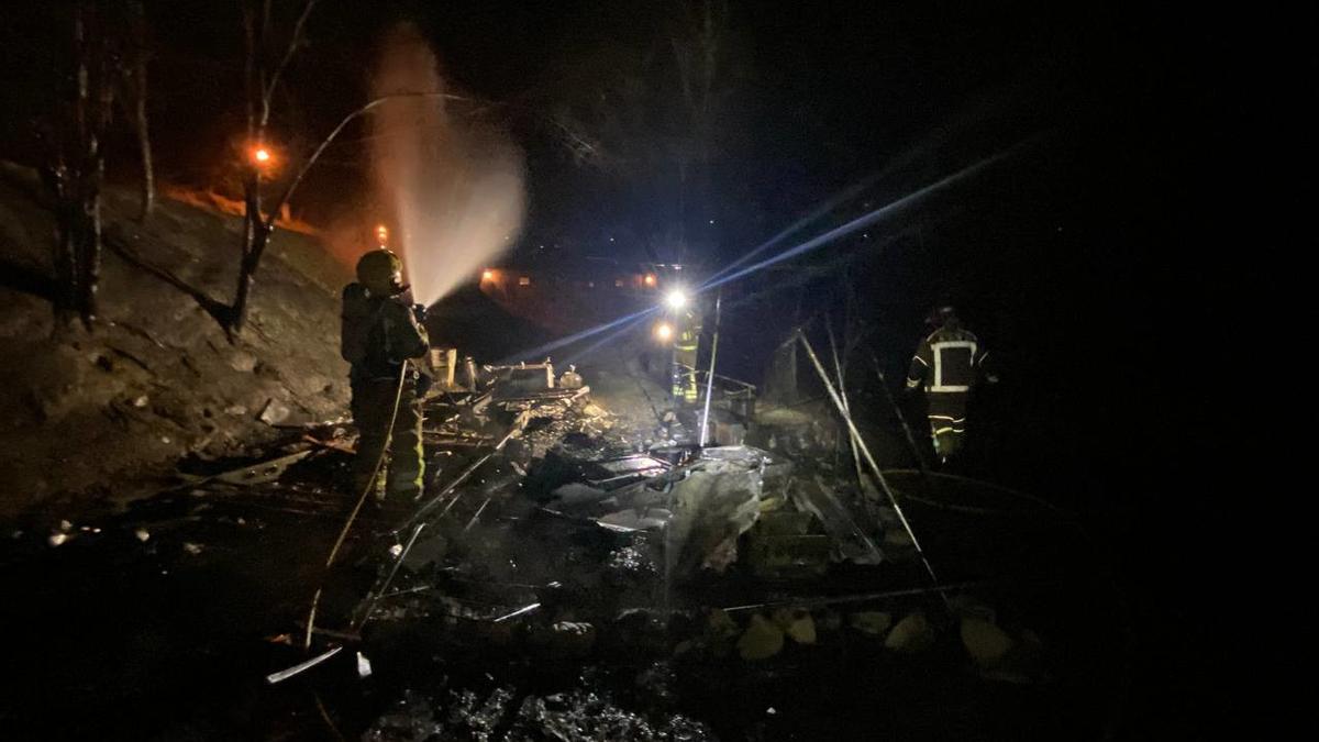 Els Bombers treballant en l'incendi de la caravana de Ripoll