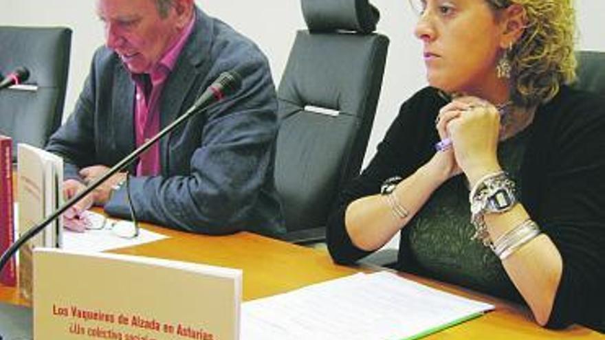 José Manuel Menéndez, alcalde de Salas, y Nuria González, durante el acto.