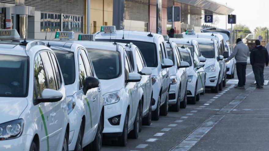 Taxis en el aeropuerto de Ibiza.