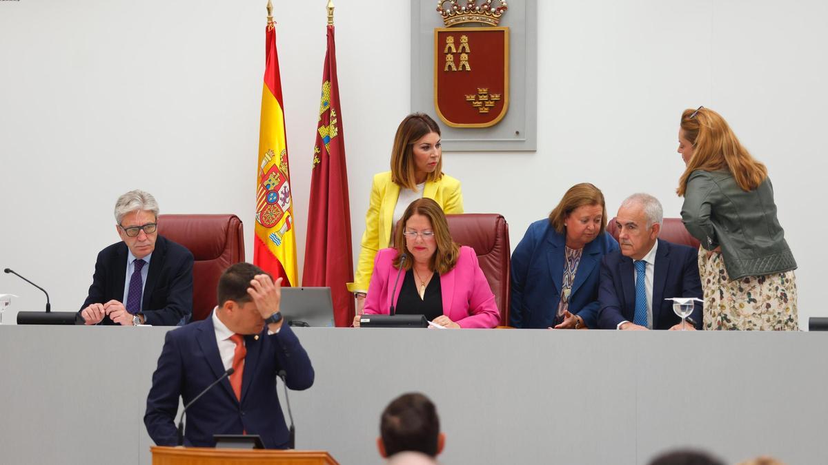 Momento de desconcierto en la Asamblea Regional durante el debate de las propuestas del Mar Menor