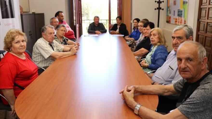 Fernández y Antonino con el colectivo de personas mayores.