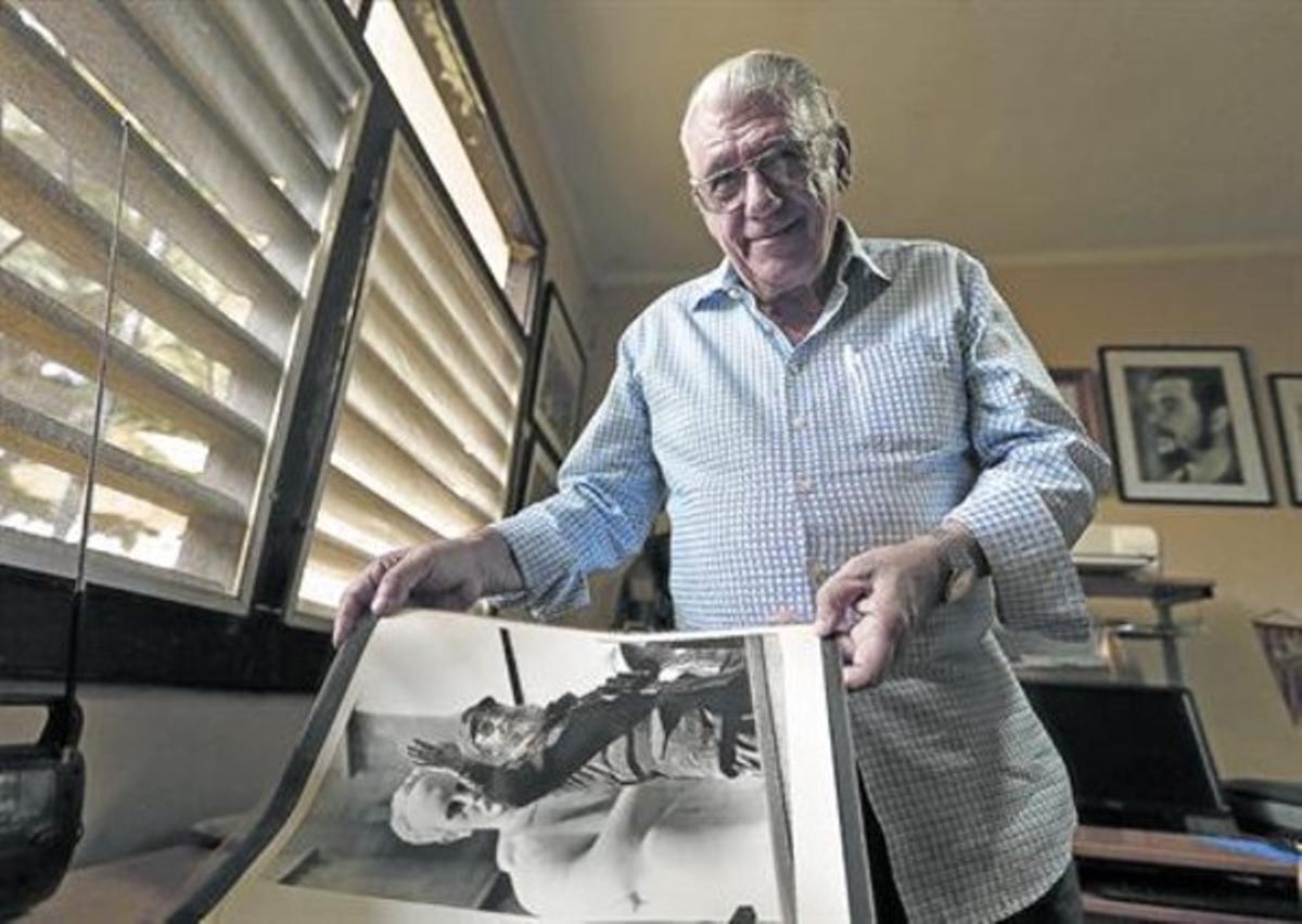 Jorge Oller, a l’estudi de casa seva, amb una foto seva de Fidel i, al darrere, a la paret, una altra de Che Guevara. Jorge Oller, a l’estudi de casa seva, amb una foto seva de Fidel i, al darrere, a la paret, una altra de Che Guevara.