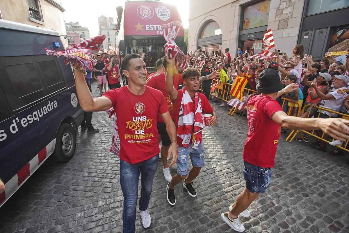 Girona celebra en la calle el doble ascenso