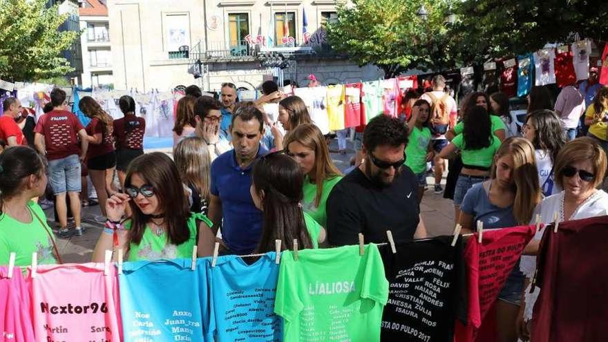 Una vista de la Praza Maior de O Carballiño donde ayer se expusieron las 115 camisetas, que participaron en el concurso. // Jesús Regal