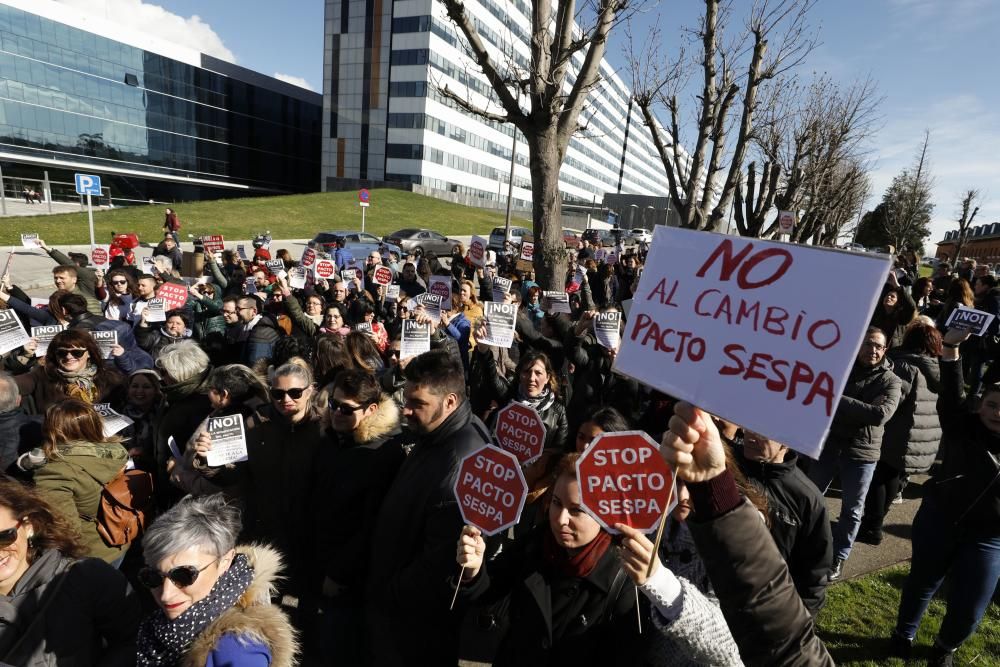 Protestas contra el SESPA ante el HUCA