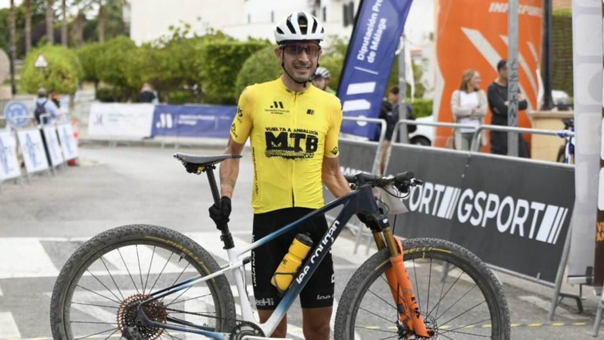 Víctor Manuel Fernández, tras ganar la general de la Vuelta a Andalucía MTB.