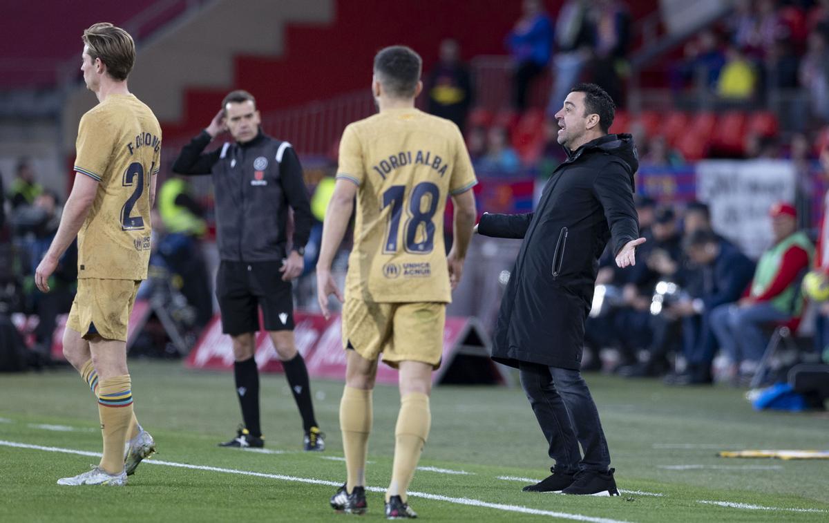 Xavi se lamenta en el partido ante el Almería. 