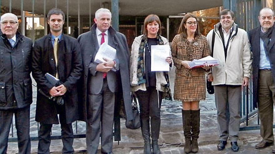 Armengol (centro), Rodríguez y Antich, entre otros cargos socialistas, ayer ante el Tribunal Constitucional.