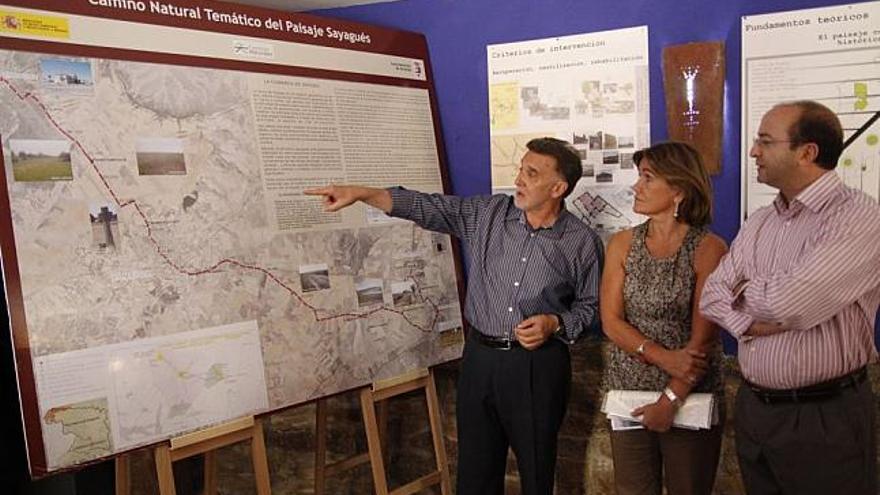 El alcalde de Almeida junto a Alejo y a la subdelegada del Gobierno en Zamora, Pilar de la Higuera.