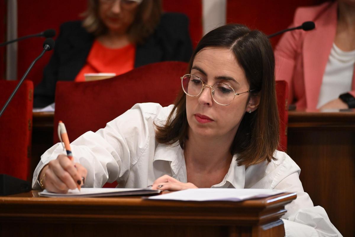 Esther Díez toma notas durante el pleno de Elche
