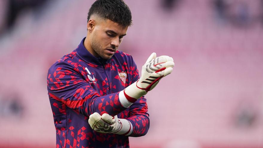 El portero español Álvaro Fernández, del Sevilla FC, en un calentamiento antes de enfrentarse al RC Celta.