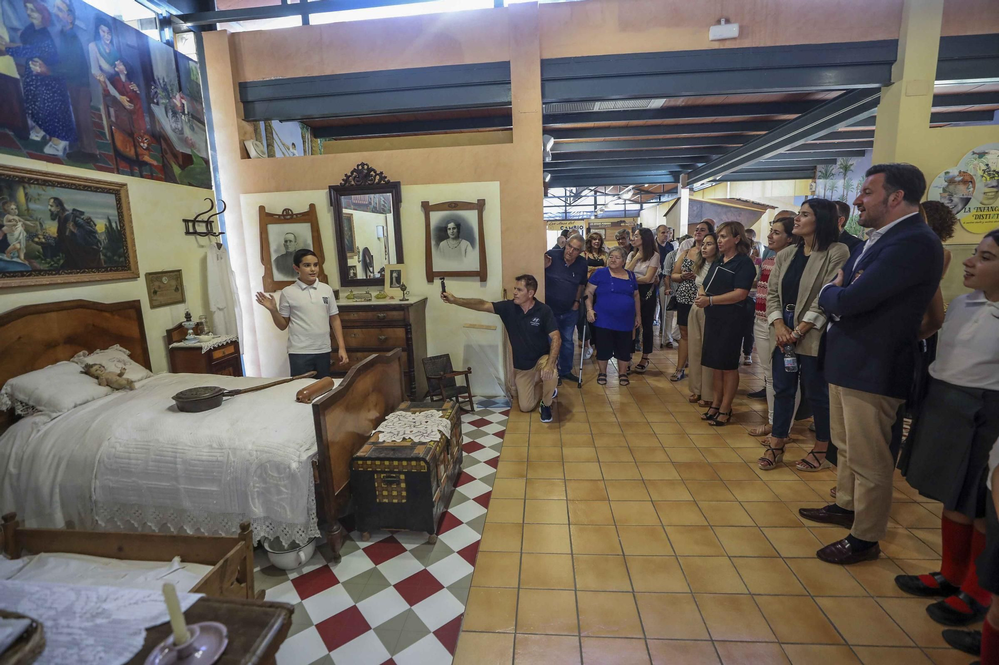 Niños con alma de guia turistica en el museo de pusol Elche