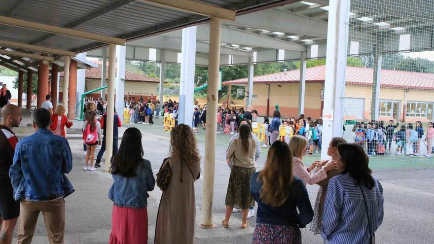 Revuelo en un colegio de Ponteareas por falta de profesores y plazas de comedor