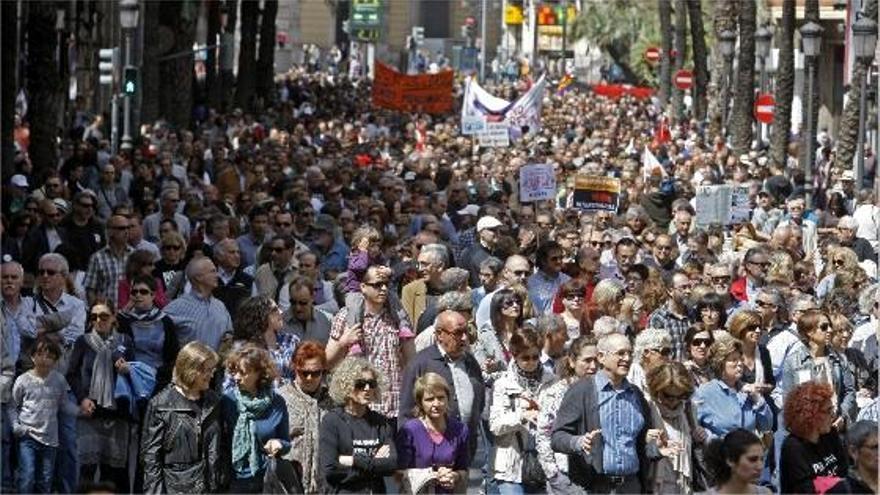 La manifestación de ayer en Valencia, a su paso por la calle de las Barcas.