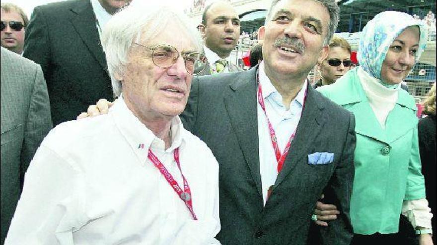 El patrón de la Fórmula 1, Bernie Ecclestone, con el presidente de Turquía, Abdullah Gul, y su esposa.
