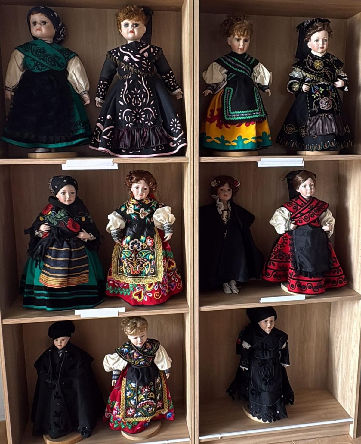 Algunas de las muñecas con indumentaria tradicional elaboradas por la bordadora María Blanco Miguel.