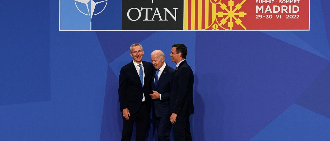 Jens Stoltenberg, Joe Biden y Pedro Sánchez conversan durante la cumbre de la OTAN en Madrid.