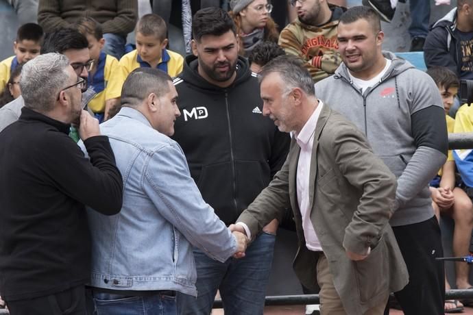 27.01.18 Visita del visepresidente del Cabildo Ángel Víctor Torres a las escuelas de lucha canaria.López Socas.Fotos Tony Hernández