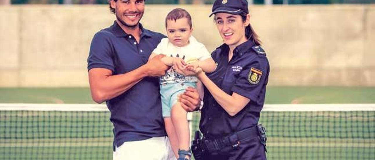 El pequeño Alberto, protagonista del calendario, con Rafa Nadal.